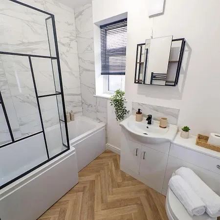3-bed House - Sleeps 5 - Free Driveway Parking - Friendly - Close To Centre بيت للعطل *