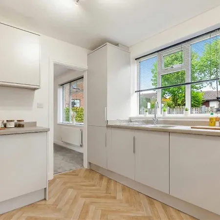 3-bed House - Sleeps 5 - Free Driveway Parking - Friendly - Close To Centre
