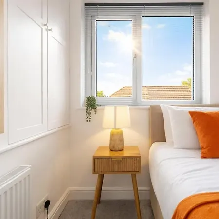 بيت للعطل 3-bed House - Sleeps 5 - Free Driveway Parking - Friendly - Close To Centre *