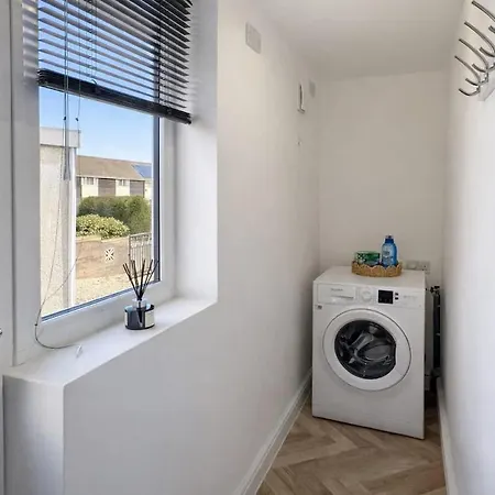3-bed House - Sleeps 5 - Free Driveway Parking - Friendly - Close To Centre بيت للعطل *